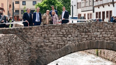 Die ehemalige Bundeskanzlerin Dr. Angela Merkel hat am heutigen Dienstag, 16. Mai 2023, gemeinsam mit Ministerpräsident Hendrik Wüst Bad Münstereifel im Kreis Euskirchen besucht. Die Stadt wurde im Sommer 2021 schwer von der Hochwasserkatastrophe getroffen. Bei einem Besuch im Hochwassergebiet im Juli 2021 hatte Merkel versprochen, hierher zurückzukehren und sich ein Bild vom Wiederaufbau zu machen. Bei einem gemeinsamen Rundgang hat sie nun, knapp zwei Jahre später, Bürgerinnen und Bürger getroffen, Geschä