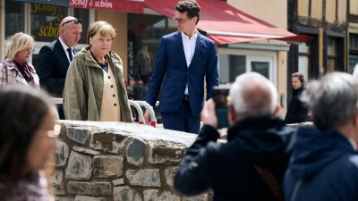 Die ehemalige Bundeskanzlerin Dr. Angela Merkel hat am heutigen Dienstag, 16. Mai 2023, gemeinsam mit Ministerpräsident Hendrik Wüst Bad Münstereifel im Kreis Euskirchen besucht. Die Stadt wurde im Sommer 2021 schwer von der Hochwasserkatastrophe getroffen. Bei einem Besuch im Hochwassergebiet im Juli 2021 hatte Merkel versprochen, hierher zurückzukehren und sich ein Bild vom Wiederaufbau zu machen. Bei einem gemeinsamen Rundgang hat sie nun, knapp zwei Jahre später, Bürgerinnen und Bürger getroffen, Geschä