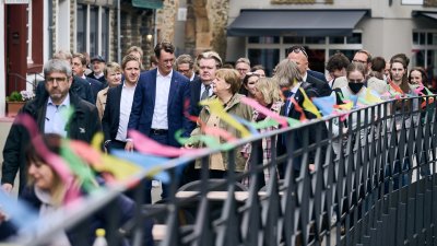 Die ehemalige Bundeskanzlerin Dr. Angela Merkel hat am heutigen Dienstag, 16. Mai 2023, gemeinsam mit Ministerpräsident Hendrik Wüst Bad Münstereifel im Kreis Euskirchen besucht. Die Stadt wurde im Sommer 2021 schwer von der Hochwasserkatastrophe getroffen. Bei einem Besuch im Hochwassergebiet im Juli 2021 hatte Merkel versprochen, hierher zurückzukehren und sich ein Bild vom Wiederaufbau zu machen. Bei einem gemeinsamen Rundgang hat sie nun, knapp zwei Jahre später, Bürgerinnen und Bürger getroffen, Geschä