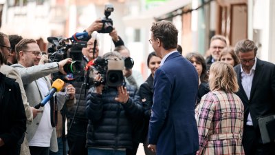 Die ehemalige Bundeskanzlerin Dr. Angela Merkel hat am heutigen Dienstag, 16. Mai 2023, gemeinsam mit Ministerpräsident Hendrik Wüst Bad Münstereifel im Kreis Euskirchen besucht. Die Stadt wurde im Sommer 2021 schwer von der Hochwasserkatastrophe getroffen. Bei einem Besuch im Hochwassergebiet im Juli 2021 hatte Merkel versprochen, hierher zurückzukehren und sich ein Bild vom Wiederaufbau zu machen. Bei einem gemeinsamen Rundgang hat sie nun, knapp zwei Jahre später, Bürgerinnen und Bürger getroffen, Geschä