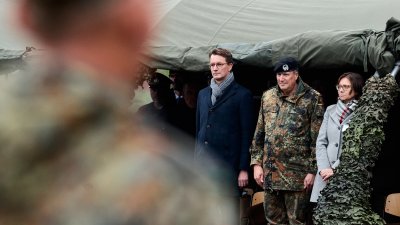 Ministerpräsident bei Aufstellungsappell für das Heimatschutzregiment 2