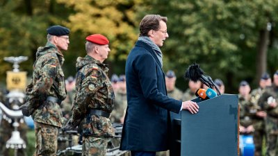 Ministerpräsident bei Aufstellungsappell für das Heimatschutzregiment 2