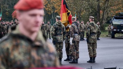 Ministerpräsident bei Aufstellungsappell für das Heimatschutzregiment 2