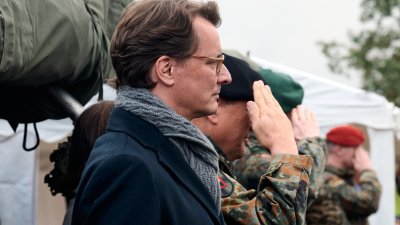 Ministerpräsident bei Aufstellungsappell für das Heimatschutzregiment 2