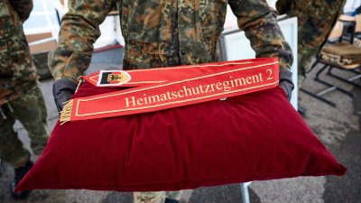 Ministerpräsident bei Aufstellungsappell für das Heimatschutzregiment 2