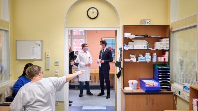 Ministerpräsident Hendrik Wüst spendet Blut und macht auf Bedeutung der ausreichenden Versorgung mit Blutspenden aufmerksam