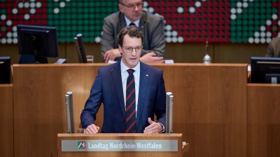 Ministerpräsident Hendrik Wüst spricht im Plenum
