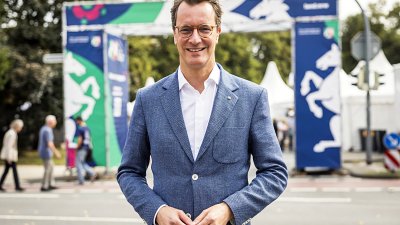 MP Wüst bei seinem Rundgang auf der Meile