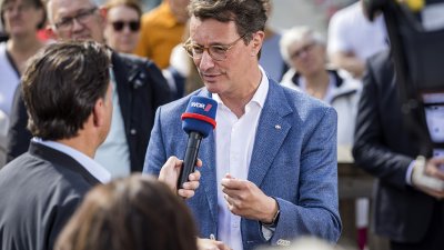 MP Wüst bei seinem Rundgang auf der Meile