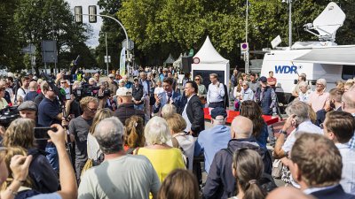 MP Wüst bei seinem Rundgang auf der Meile