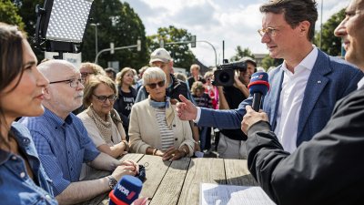 MP Wüst bei seinem Rundgang auf der Meile