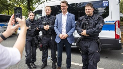 MP Wüst bei seinem Rundgang auf der Meile