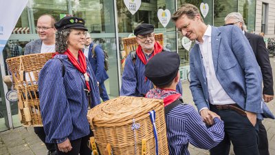 MP Wüst trifft auf der Meile Menschen