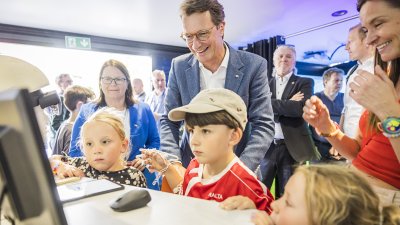 MP Wüst trifft auf der Meile Menschen