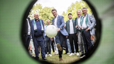 MP Wüst beim Torwandschießen