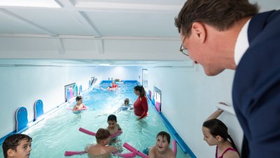 Ministerpräsident Hendrik Wüst weiht ersten Schwimmcontainer „narwali“ im Regierungsbezirk Köln ein