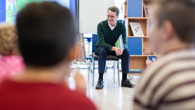 Ministerpräsident Wüst liest gemeinsam mit Henning Krautmacher / Vorleseaktionen mit Kabinettmitgliedern im ganzen Land