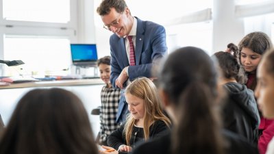 Ministerpräsident Hendrik Wüst lädt Schülerinnen und Schüler des Grundschulzentrums Sonnenstraße in die Staatskanzlei ein