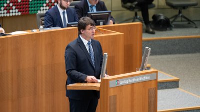 Minister Dr. Optendrenk am Rednerpult im Plenarsaal