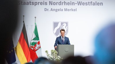 Ministerpräsident Hendrik Wüst verleiht den Staatspreis an Bundeskanzlerin a.D. Dr. Angela Merkel