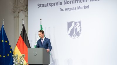 Ministerpräsident Hendrik Wüst verleiht den Staatspreis an Bundeskanzlerin a.D. Dr. Angela Merkel-