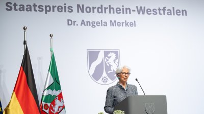 Ministerpräsident Hendrik Wüst verleiht den Staatspreis an Bundeskanzlerin a.D. Dr. Angela Merkel-