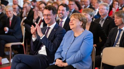Ministerpräsident Hendrik Wüst verleiht den Staatspreis an Bundeskanzlerin a.D. Dr. Angela Merkel