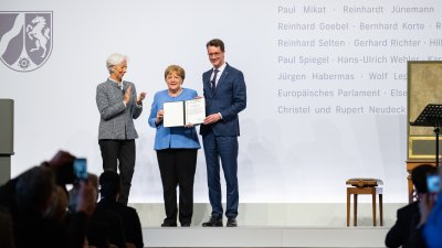 Ministerpräsident Hendrik Wüst verleiht den Staatspreis an Bundeskanzlerin a.D. Dr. Angela Merkel
