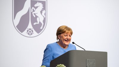 Ministerpräsident Hendrik Wüst verleiht den Staatspreis an Bundeskanzlerin a.D. Dr. Angela Merkel