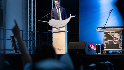 Ministerpräsident Hendrik Wüst weiht ersten Schwimmcontainer „narwali“ im Regierungsbezirk Köln ein