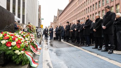 Ministerpräsident Wüst legt Kranz vor ehemaliger Synagoge Düsseldorf nieder