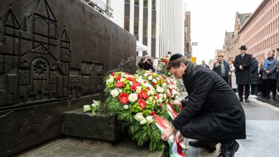 Ministerpräsident Wüst legt Kranz vor ehemaliger Synagoge Düsseldorf nieder