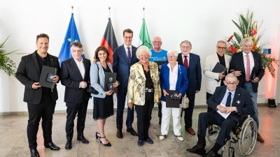 Ministerpräsident Hendrik Wüst verleiht den Verdienstorden des Landes Nordrhein-Westfalen an zehn Bürgerinnen und Bürger