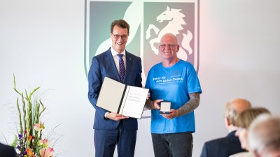 Ministerpräsident Hendrik Wüst verleiht den Verdienstorden des Landes Nordrhein-Westfalen an zehn Bürgerinnen und Bürger