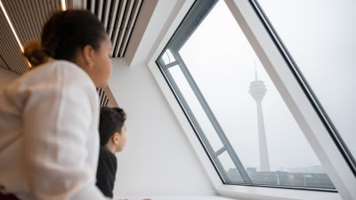 Ministerpräsident Hendrik Wüst lädt Schülerinnen und Schüler des Grundschulzentrums Sonnenstraße in die Staatskanzlei ein