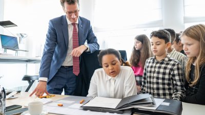 Ministerpräsident Hendrik Wüst lädt Schülerinnen und Schüler des Grundschulzentrums Sonnenstraße in die Staatskanzlei ein