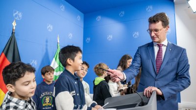 Ministerpräsident Hendrik Wüst lädt Schülerinnen und Schüler des Grundschulzentrums Sonnenstraße in die Staatskanzlei ein
