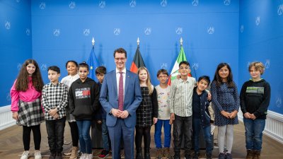 Ministerpräsident Hendrik Wüst lädt Schülerinnen und Schüler des Grundschulzentrums Sonnenstraße in die Staatskanzlei ein