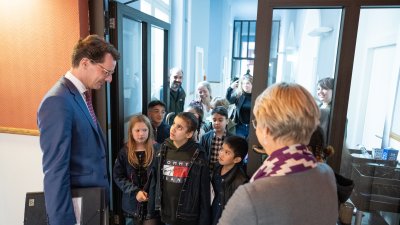 Ministerpräsident Hendrik Wüst lädt Schülerinnen und Schüler des Grundschulzentrums Sonnenstraße in die Staatskanzlei ein