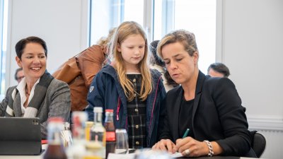 Ministerpräsident Hendrik Wüst lädt Schülerinnen und Schüler des Grundschulzentrums Sonnenstraße in die Staatskanzlei ein