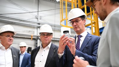 Eröffnung einer Metallpulveranlage beim Stahlhersteller Outokumpu in Krefeld