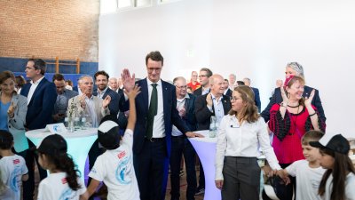 Ministerpräsident Hendrik Wüst weiht ersten Schwimmcontainer „narwali“ im Regierungsbezirk Köln ein