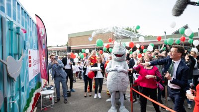 Ministerpräsident Hendrik Wüst weiht ersten Schwimmcontainer „narwali“ im Regierungsbezirk Köln ein