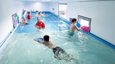 Ministerpräsident Hendrik Wüst weiht ersten Schwimmcontainer „narwali“ im Regierungsbezirk Köln ein