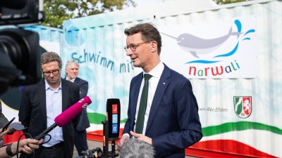 Ministerpräsident Hendrik Wüst weiht ersten Schwimmcontainer „narwali“ im Regierungsbezirk Köln ein