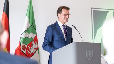 Ministerpräsident Hendrik Wüst verleiht den Verdienstorden des Landes Nordrhein-Westfalen an zehn Bürgerinnen und Bürger