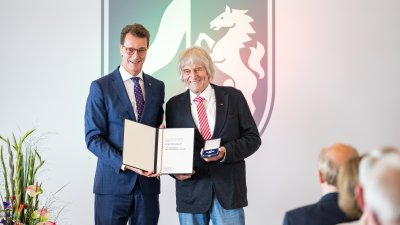 Ministerpräsident Hendrik Wüst verleiht den Verdienstorden des Landes Nordrhein-Westfalen an zehn Bürgerinnen und Bürger