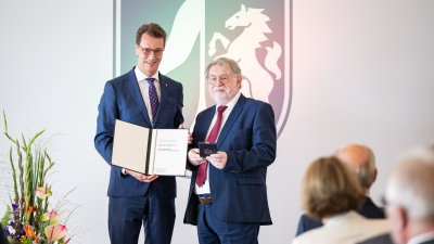 Ministerpräsident Hendrik Wüst verleiht den Verdienstorden des Landes Nordrhein-Westfalen an zehn Bürgerinnen und Bürger