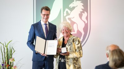 Ministerpräsident Hendrik Wüst verleiht den Verdienstorden des Landes Nordrhein-Westfalen an zehn Bürgerinnen und Bürger