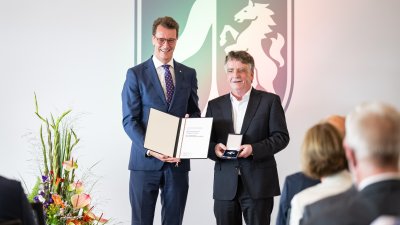 Ministerpräsident Hendrik Wüst verleiht den Verdienstorden des Landes Nordrhein-Westfalen an zehn Bürgerinnen und Bürger
